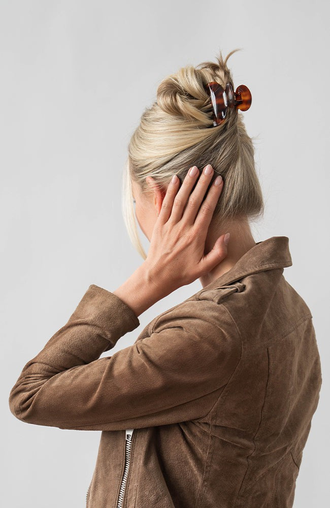 Woman with straight, blonde hair styled in a twist updo with a France Luxe small, Tortoiseshell claw hair clip.