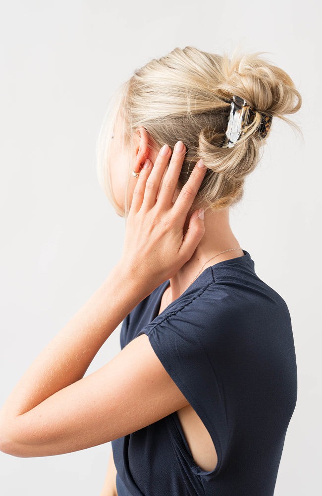 Woman with straight, blonde hair styled in an updo with a France Luxe medium claw hair clip, Tortoise Shell.