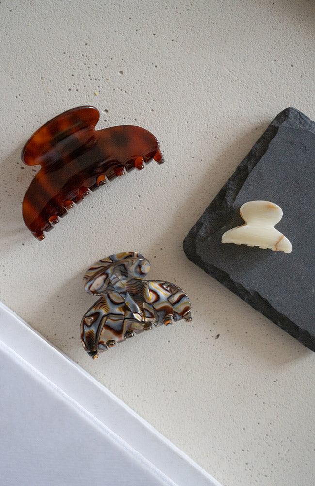 Elegant French claw hair clip in marbled gray and charcoal, shown with medium and mini sizes.